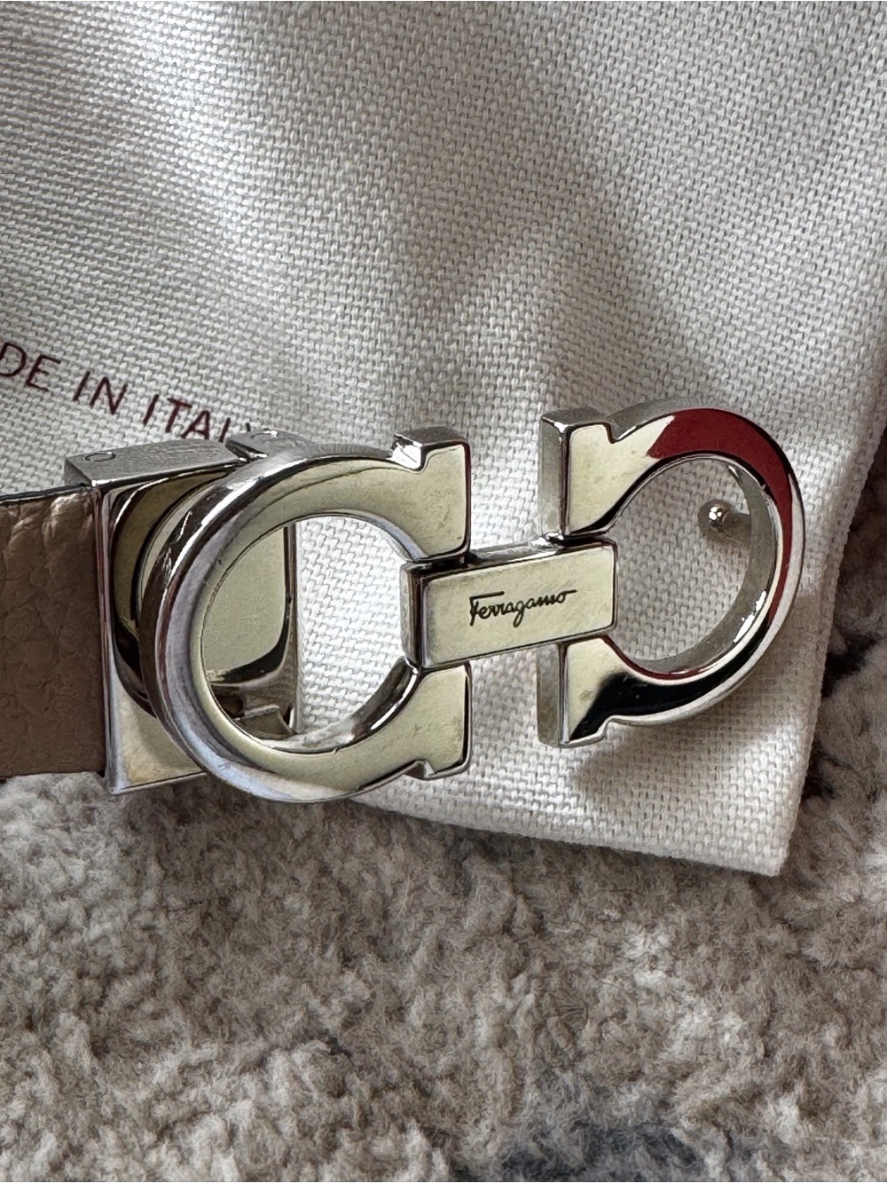 Salvatore Ferragamo Women Two-Tone Reversible Leather Belt in Beige and Black - Picture 4 of 14